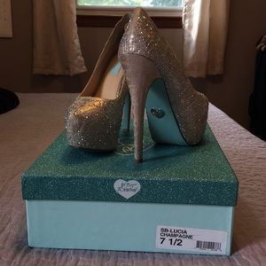 Betsy Johnson Lucia champagne pumps size 7.5
